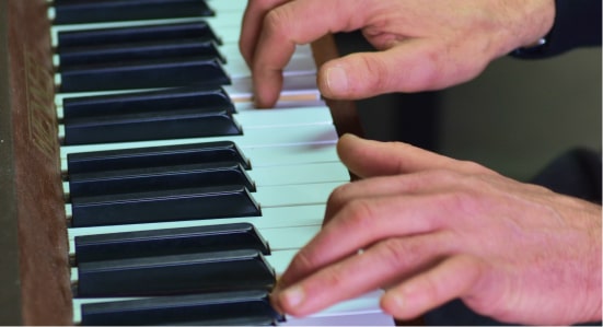 Doigts sur un piano
