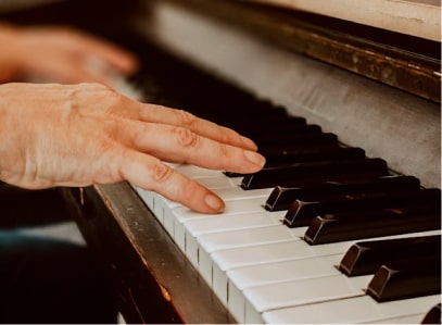 Mains qui jouent sur un piano